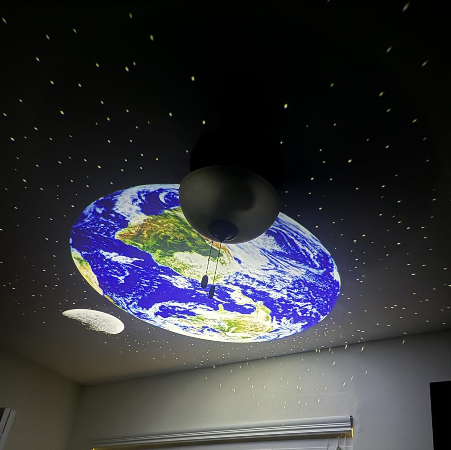 The Space Projector - Bring the Beauty of the Universe into your Room